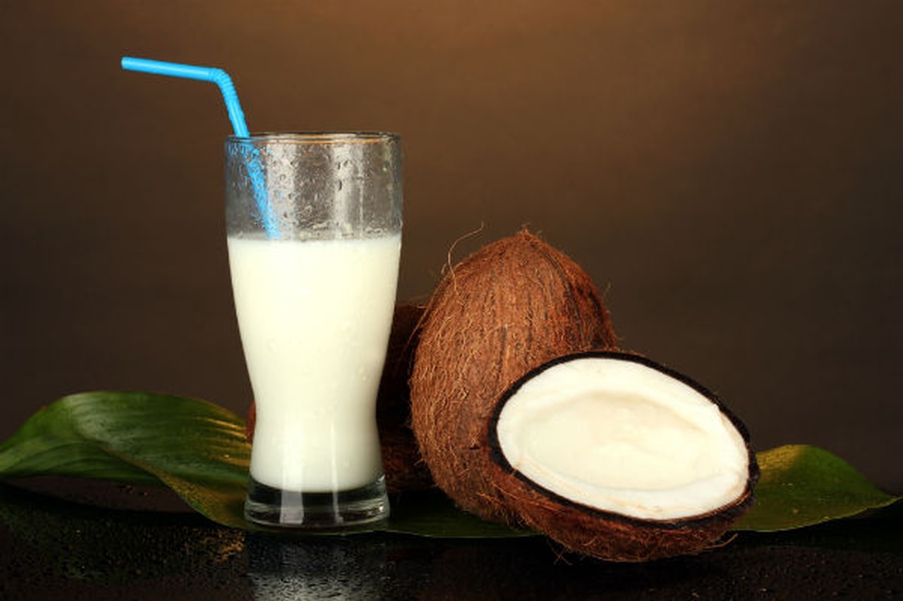 Планто кокосовое молоко. Коконат Милк. Кокосовое молоко Coconut Milk. Кокосовое молоко в кокосе. Кокосовое молоко в стакане.