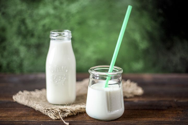 المصادقة تتفاعل نص  كوب الحليب صديق الصغار والكبار ؛ وهو مشروب أساسي يجب أن يدخل في كل أنواع  النظام الغذائيّ